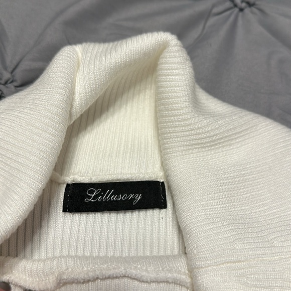 Like new long sleeved top. - Picture 3 of 4